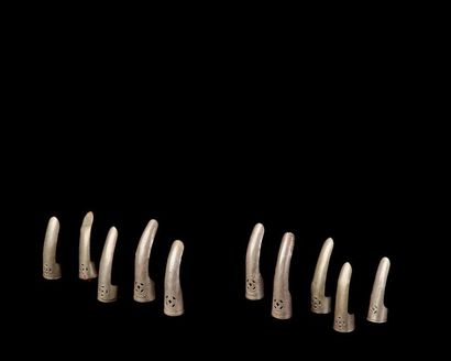 null Ensemble de dix protège-ongles, Chine

Argent (Alliage local)

L. 4,5 cm à 5,5...