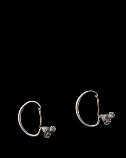 null Ensemble de trois paires de boucles d’oreilles, Chine

A. Miao, Guizhou

L....