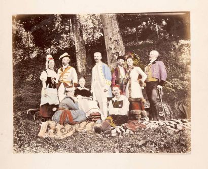 ANONYME, (AUTRICHE ?) Groupe costumé posant en forêt, c.1865 

Tirage albuminé colorié...