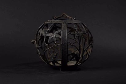 null Lanterne de forme globulaire Japon - XIXe siècle 



Bronze à patine brune à...