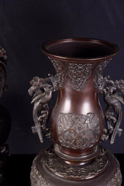 null Paire de vases Japon - XIXe siècle 



Bronze à patine brune à décor en relief....
