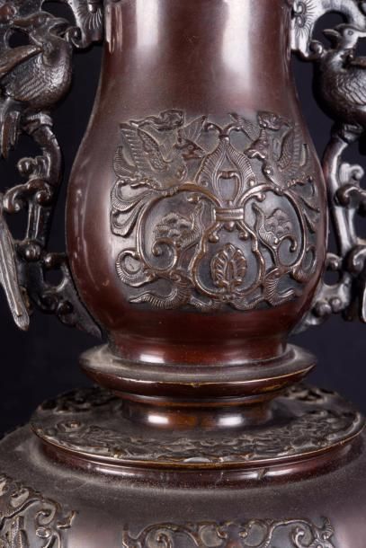 null Paire de vases Japon - XIXe siècle 



Bronze à patine brune à décor en relief....