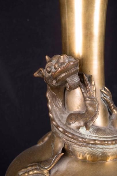 null Paire de vases en bronze Japon - XIXe siècle 



Bronze à patine dorée à décor...