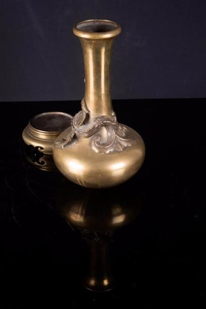 null Paire de vases en bronze Japon - XIXe siècle 



Bronze à patine dorée à décor...