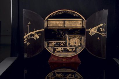 null Cabinet de forme ronde Japon - Epoque Meiji (1868 - 1912) 



En laque rouge...