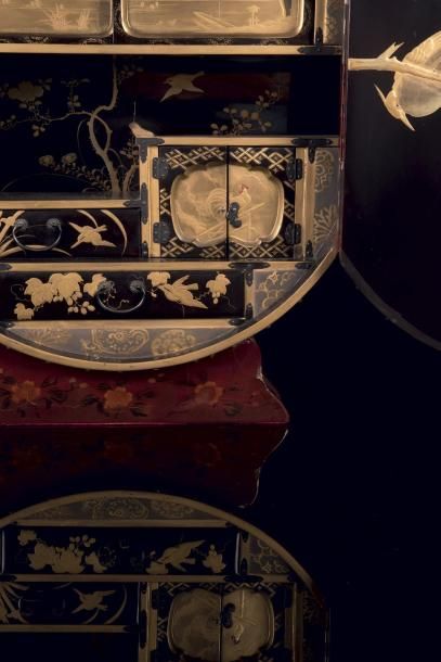 null Cabinet de forme ronde Japon - Epoque Meiji (1868 - 1912) 



En laque rouge...