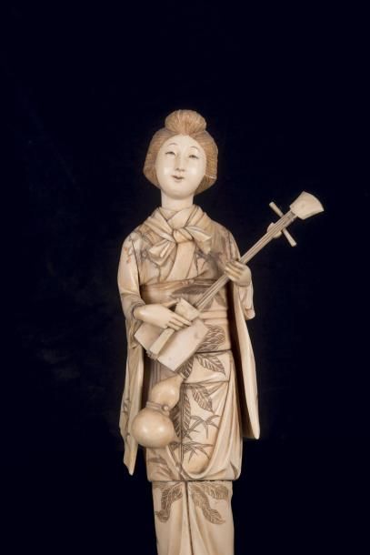 null Okimono en ivoire Japon - Epoque Meiji (1868 - 1912) 



Jeune femme debout...
