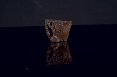 null Petite coupe libatoire en corne de rhinocéros Chine - XVIIIe siècle 



Sculptée...