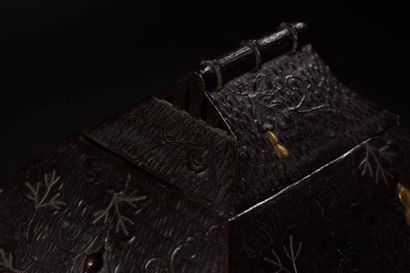 null Brûle-parfum à deux compartiments Japon - Fin Epoque Edo (1603 - 1868) 



Bronze...