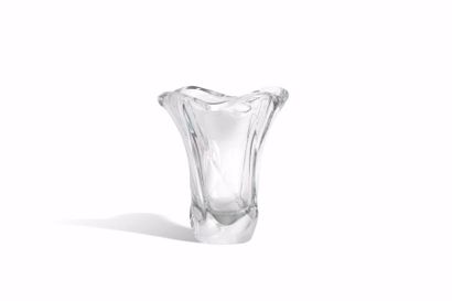 null DAUM NANCY

Circa 1950

Vase tronconique en cristal moulé à effet torsadé.

Éclats...