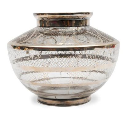 VENISE Vase de forme pansue en verre transparent à décor de filigranes argentés et...