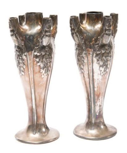 GALLIA Paire de vases en métal argenté de forme naturaliste à décor de scarabées...