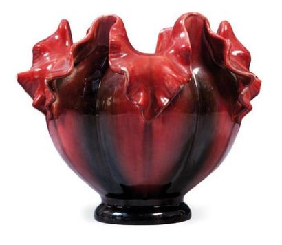 JEROME MASSIER (1850-1916) Cache pot de forme bombée en céramique nuancée dans les...