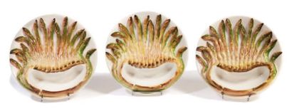ANONYME Série de trois assiettes en faïence polychrome à décor d'asperges.