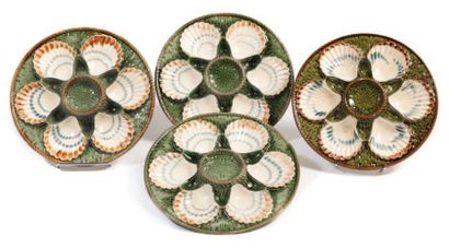 LONGCHAMP Série de quatre assiettes en faïence polychrome à décor de coquilles d...