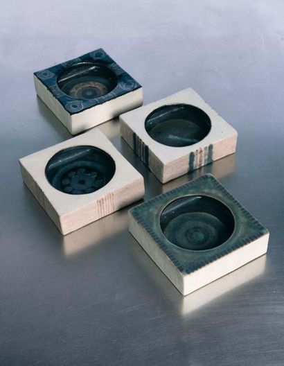 Bruno GAMBONE (né en 1936) Quatre cendriers 
1993
Glazed stoneware
H 5, 5 x L16,5...