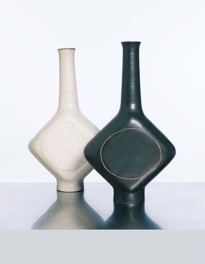 Bruno GAMBONE (né en 1936) Bianco & Negro 

Paire de vases 
vers 1980
Stoneware
Pièces...
