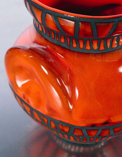 ROGER CAPRON (1922-2006) Vase dit à oreilles
vers 1956
Glazed ceramic
H 25,5 x D...