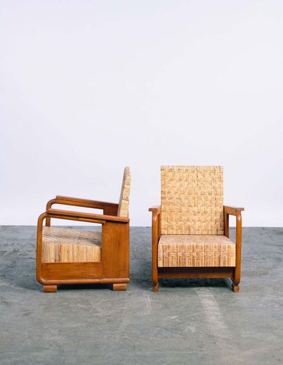 Travail SUÉDOIS Paire de fauteuils


vers 1950
Pine and cane
H 79 x L 64 x P 62 ...
