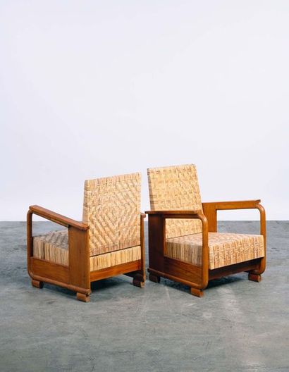 Travail SUÉDOIS Paire de fauteuils


vers 1950
Pine and cane
H 79 x L 64 x P 62 ...