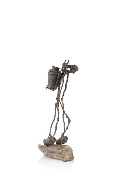 null Sculpture en résine sur son socle en pierre,porteuse d'eau, H. 51,6 cm 