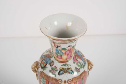 null Petit vase en porcelaine 
Petit vase en porcelaine 

Canton, Chine XXème siècle.

Décor...