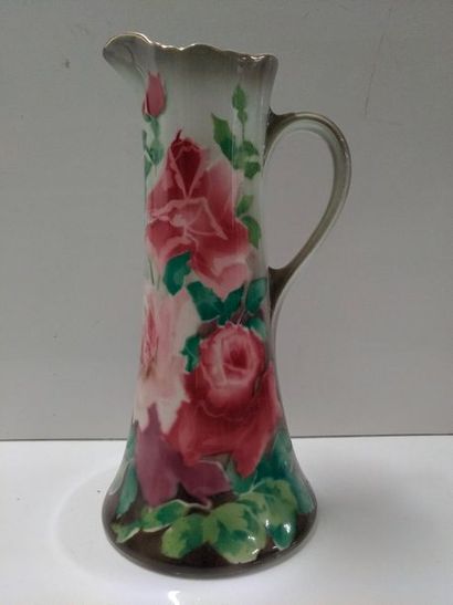 null 1 broc en porcelaine de Luneville décor de roses
