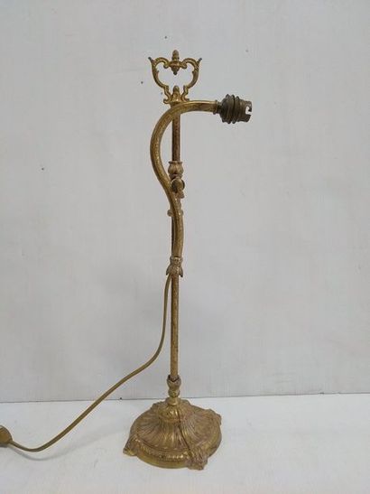 null Pied de lampe
de bureau en bronze doré.

H. 49 cm