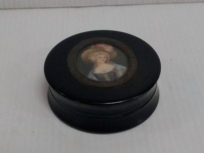 null Petite boite ronde en laque noir
ornée d'une miniature représentant un portrait...