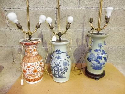 null 3 vases chinois montés en lampe et un vase sur socle
