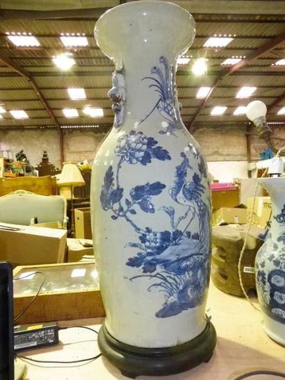 null 3 vases chinois montés en lampe et un vase sur socle
