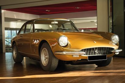 FERRARI 330 GTC
1967
Au début des années 1960, la gamme Ferrari a abandonné
l’éparpillement...