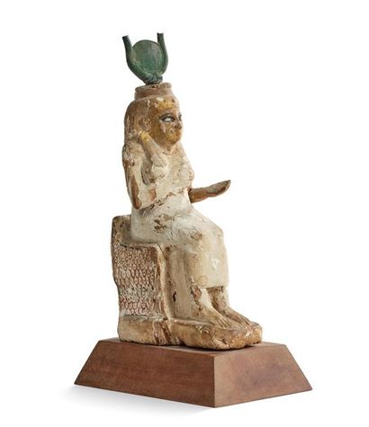 STATUETTE PTOLEMAIQUE représentant la déesse Isis aux seins nus sur son trône. Bois...