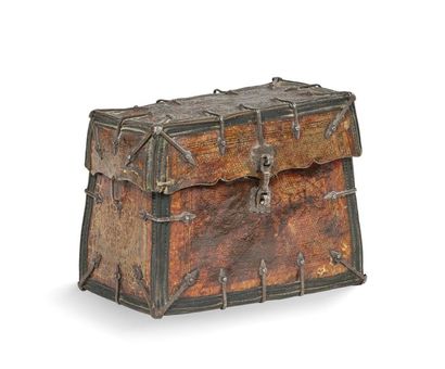 Coffret Coffret en cuir avec pentures de fer forgé.

Travail étranger du XVIe siècle.

H....