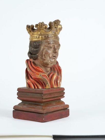 ROI DAMNE Elément en bois sculpté doré et polychromé représentant une tête d'homme...
