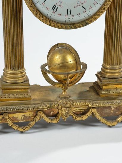 IMPORTANTE PENDULE PORTIQUE en forme de temple antique, en bronze ciselé et doré,...