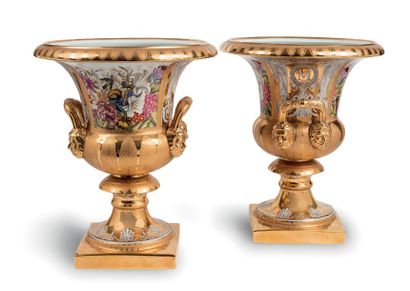 IMPORTANTE PAIRE DE VASES En porcelaine de forme Campana, à deux anses, à décor polychrome...