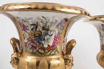 IMPORTANTE PAIRE DE VASES En porcelaine de forme Campana, à deux anses, à décor polychrome...