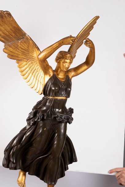 LA VICTOIRE sculpture allégorique en bois et stuc doré, polychrome, les ailes déployées,...