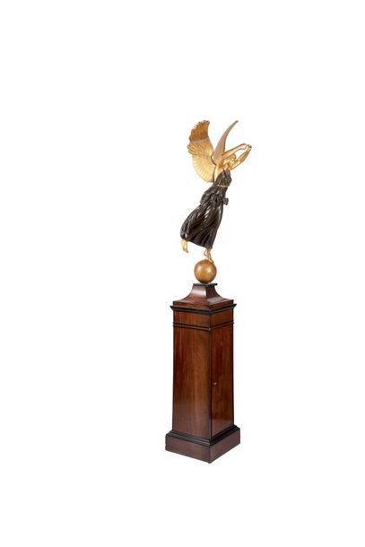 LA VICTOIRE sculpture allégorique en bois et stuc doré, polychrome, les ailes déployées,...