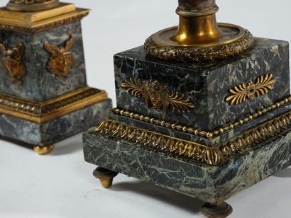 RARE GARNITURE DE CHEMINÉE Paire de grands vases couverts et pendule en bronze doré...