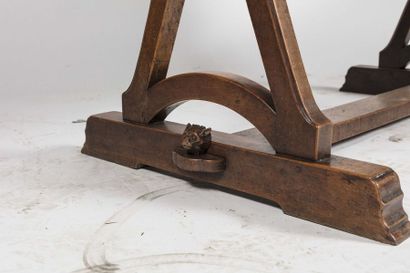 Attribué à Edward Welby PUGIN (1834-1875) Table en chêne ciré à riche décor sculpté...