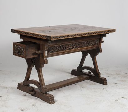 Attribué à Edward Welby PUGIN (1834-1875) Table en chêne ciré à riche décor sculpté...