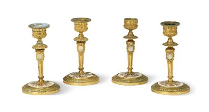 Alphonse GIROUX & Veuve DUVINAGE Suite de quatre petits flambeaux en bronze doré...