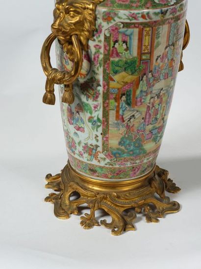 PAIRE DE CANDELABRES MONUMENTAUX composée de vases en porcelaine de Canton et de...