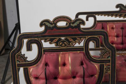 SALON CHINOISANT en bois laqué noir et or comprenant :

Une banquette (H. 109 cm,...