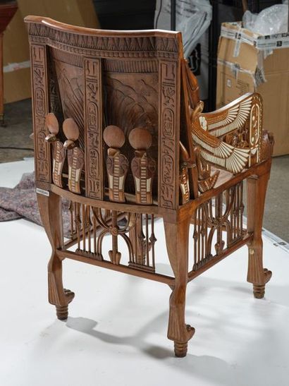 FAUTEUIL TRONE DE TOUTÂNKHAMON en bois sculpté avec incrustations de nacre et d’ivoire....