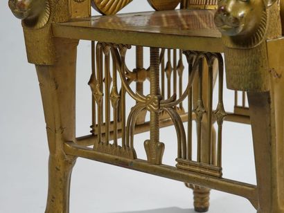 FAUTEUIL TRONE DE TOUTÂNKHAMON en bois sculpté et doré (ultérieurement) avec incrustations...