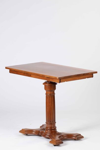 TABLE "SOLEIL" Table à dessin en noyer, le plateau inclinable, les bords du plateau...