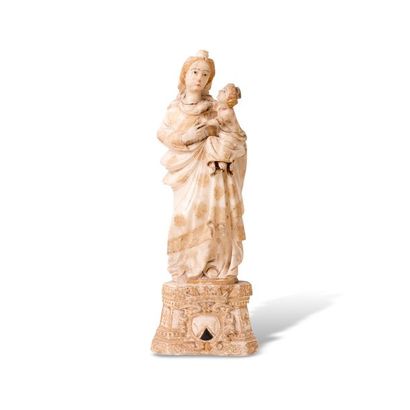 VIERGE DITE "TRAPANI" Vierge à l'Enfant (autrefois couronnée) en albâtre sculpté...
